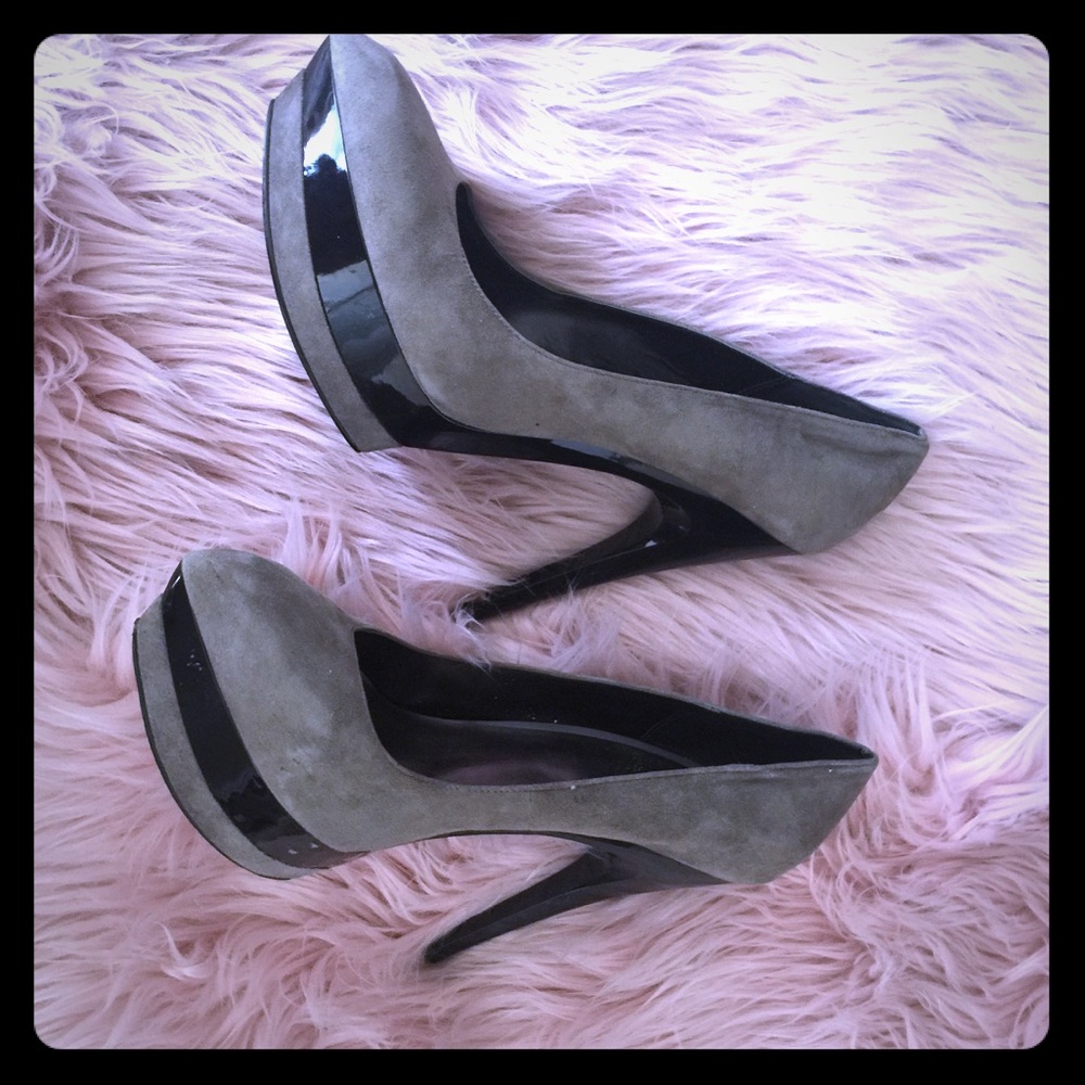 Grey pumps